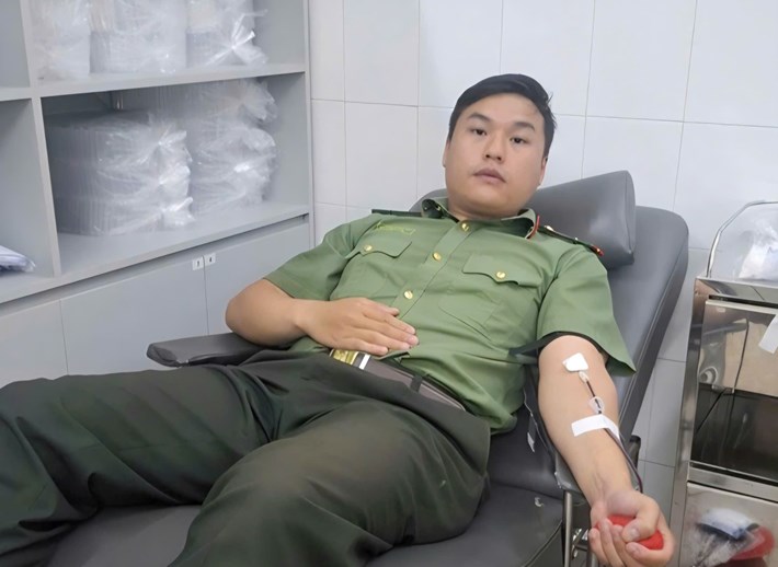 Thiếu úy Nguyễn Thanh Huy trực tiếp hiến máu cấp cứu cho bệnh nhi tại bệnh viện. Ảnh: Công an Lâm Đồng