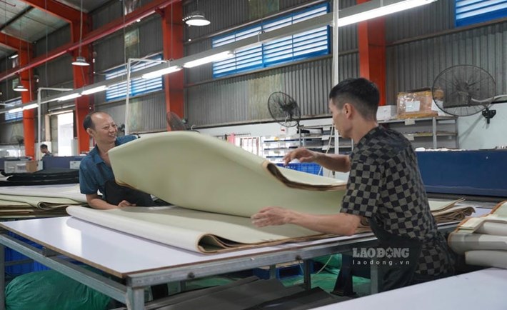 Công nhân làm việc tại Công ty TNHH Lok Wah (Việt Nam) Manufacturing (Khu công nghiệp Hòa Xá, phường Thành Nam, tỉnh Ninh Bình). Ảnh: Lương Hà