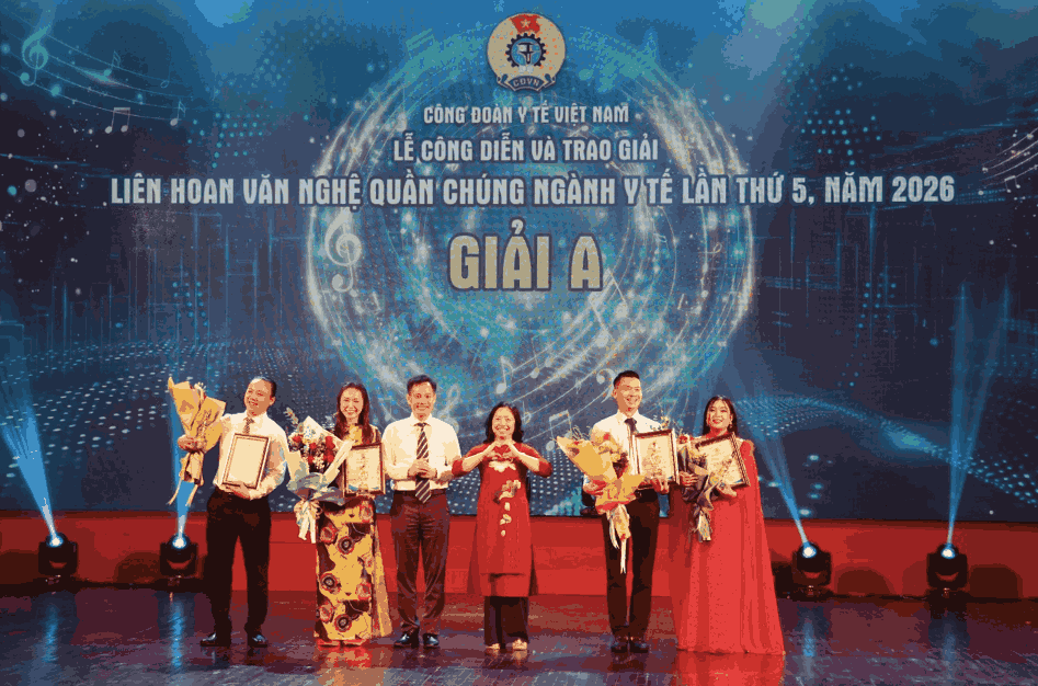 Ông Phạm Minh Khuê - Phó Bí thư chuyên trách Đảng ủy Bộ Y tế và bà Thái Thu Xương - Phó Chủ tịch Tổng Liên đoàn Lao động Việt Nam trao giải A cho các tiết mục xuất sắc nhất. Ảnh: Công đoàn Y tế Việt Nam. 