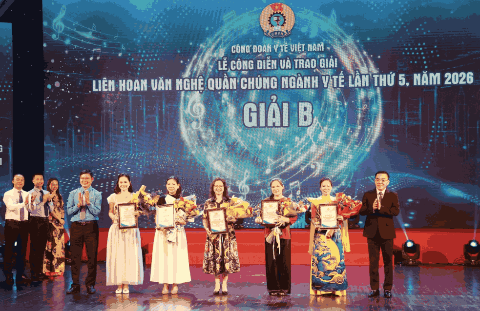 Ông Nguyễn Lương Tâm (ngoài cùng bên phải ảnh) và ông Nguyễn Mạnh Kiên - Ủy viên Ban Thường vụ, Phó trưởng Ban Quan hệ Lao động Tổng Liên đoàn Lao động Việt Nam trao giải B cho các tiết mục Ảnh: Công đoàn Y tế Việt Nam. 