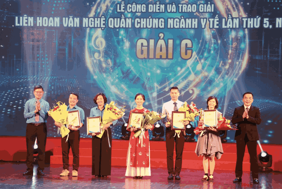 Ban tổ chức trao giải C cho các tiết mục. Ảnh: Công đoàn Y tế Việt Nam. 