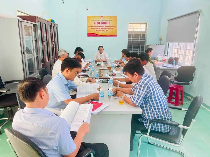 Xã Tân Định hướng dẫn quy trình hiệp thương giới thiệu người tham gia ứng cử Trưởng thôn cho Ban Công tác Mặt trận các thôn. Ảnh: Mặt trận xã Tân Định