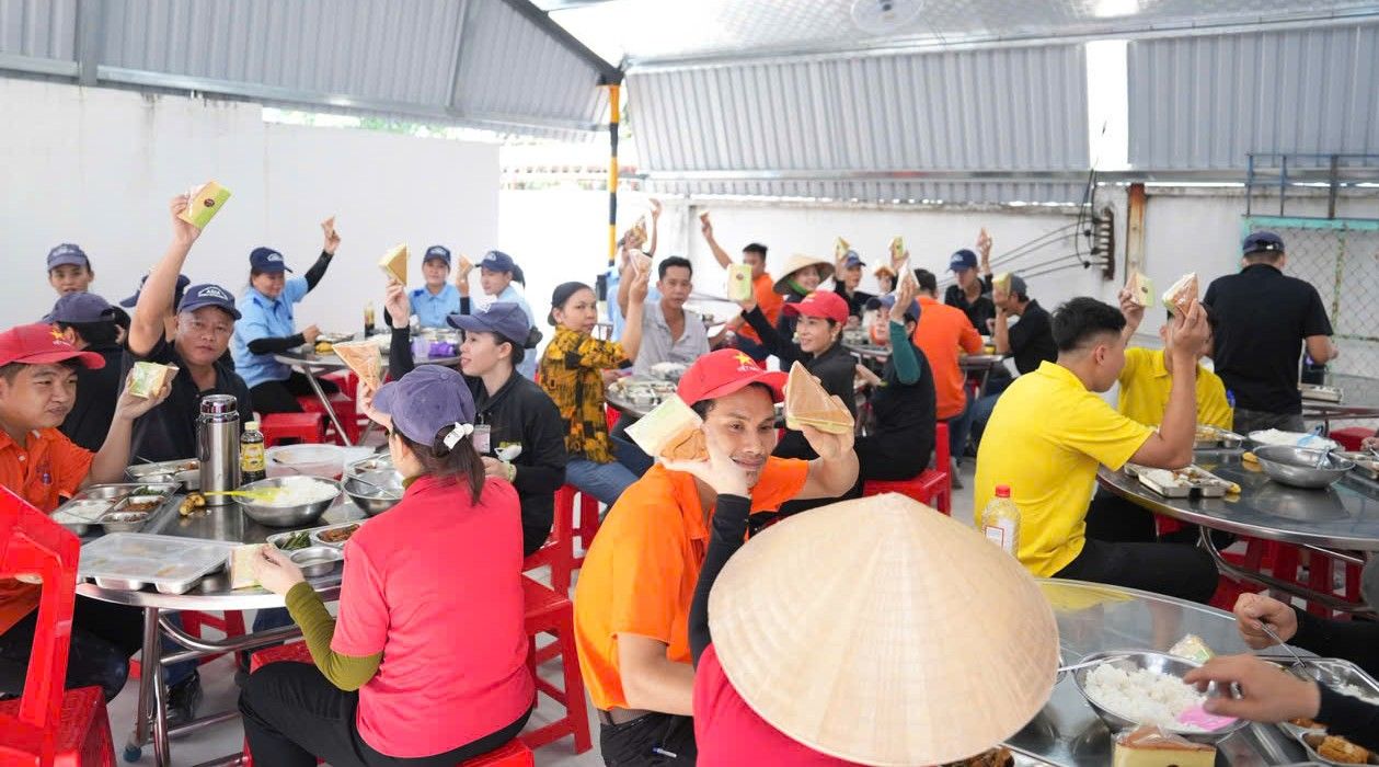 Người lao động quây quần cùng tham chương trình “Bữa cơm Công đoàn - ấm tình đoàn viên“. Ảnh: CĐCS cung cấp