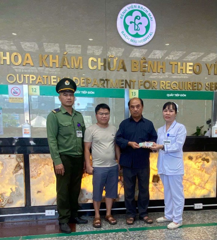 Bệnh nhân nước ngoài sơ ý đánh rơi gần 40 triệu đồng tại Bệnh viện Bạch Mai được nhận lại đầy đủ. Ảnh: Bệnh viện Bạch Mai cung cấp

