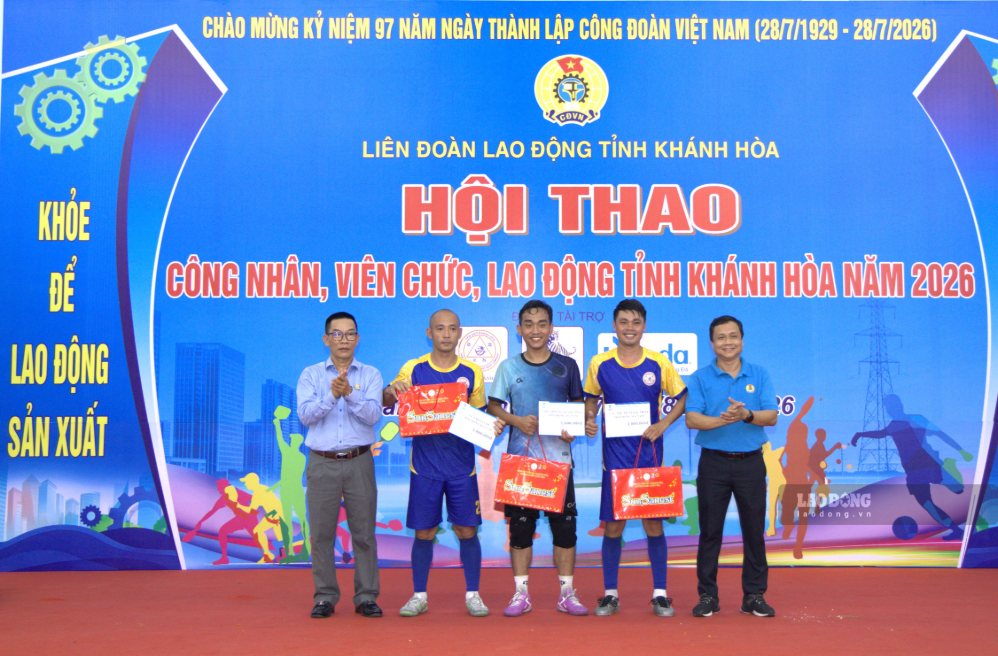 Ban tổ chức trao huy chương vàng cho các vận động viên môn bóng đá nam và các giải vua phá lưới, thủ môn xuất sắc nhất, cầu thủ xuất sắc nhất. Ảnh: Phương Linh