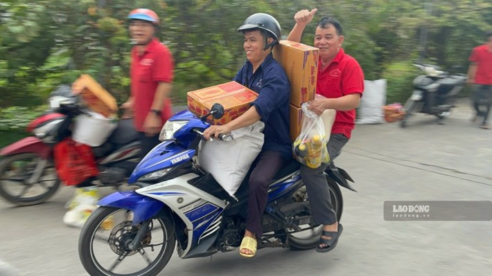 工人们兴高采烈地运送9月2日假期的礼物回家。 图片:明心