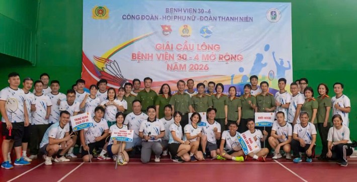 30.4医院工会与医院妇女会和青年团 phối hợp 举办2026年30.4医院羽毛球公开赛。 图片:公安部工会