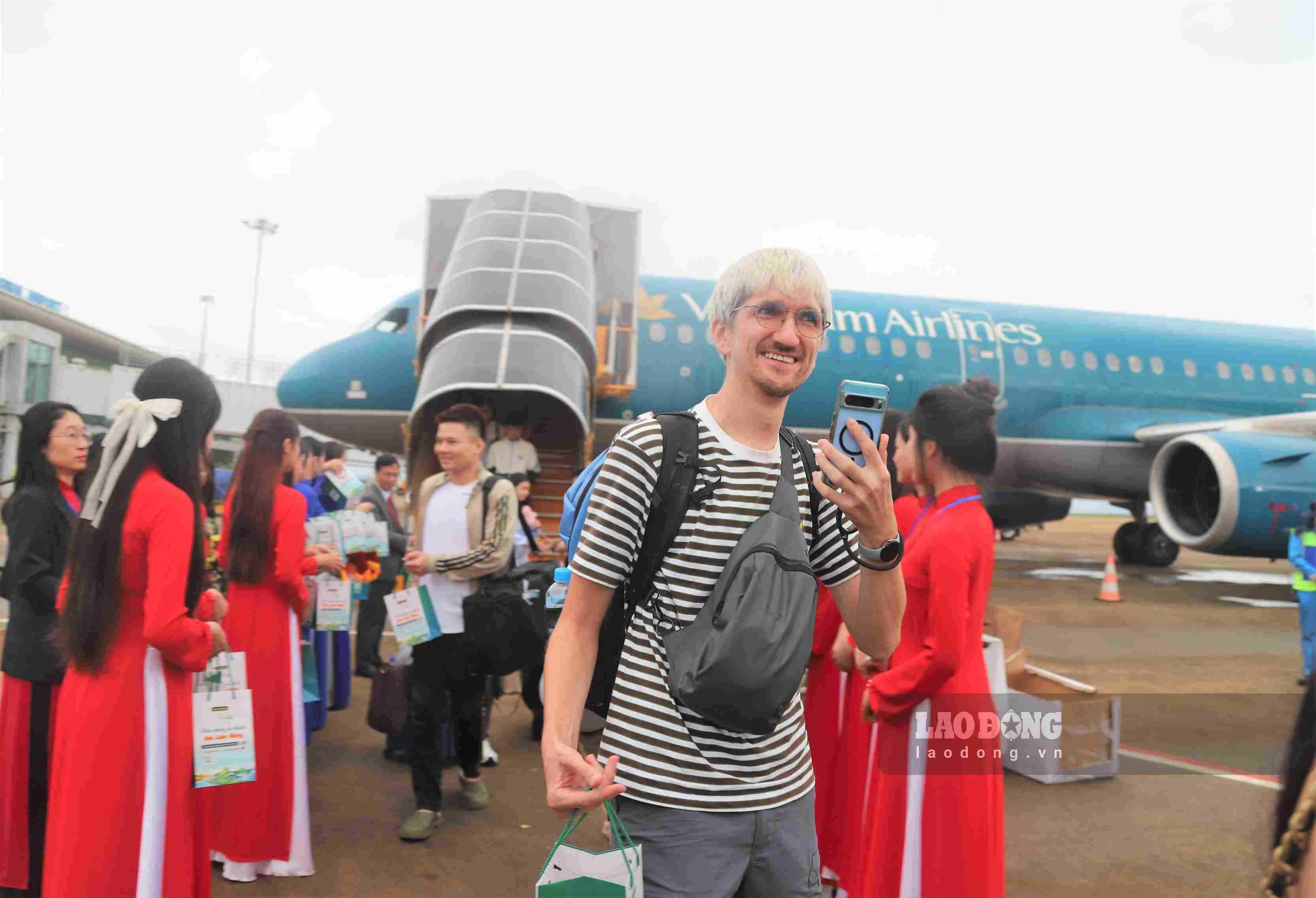 Khách nước ngoài đến Đà Lạt qua sân bay Liên Khương. Ảnh: Phúc Khánh