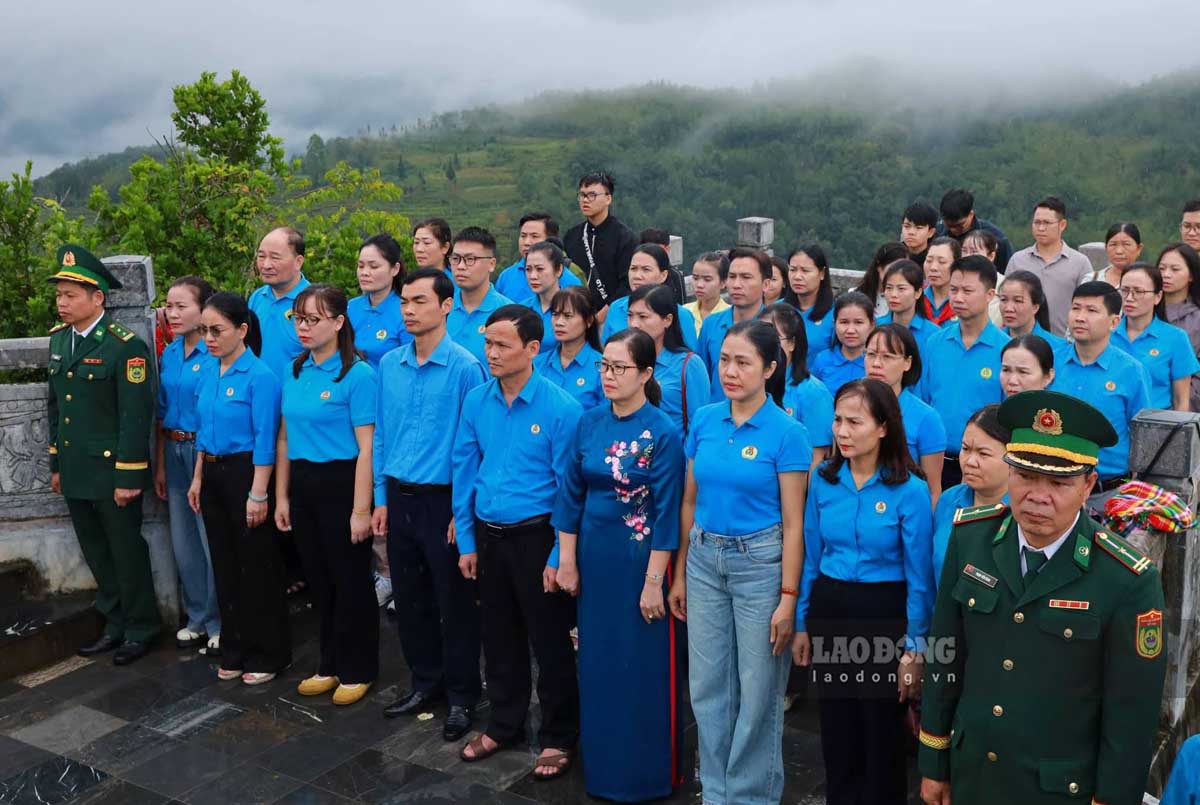 Liên đoàn Lao động tỉnh Tuyên Quang tổ chức Nghi lễ thượng cờ tại Lũng Cú