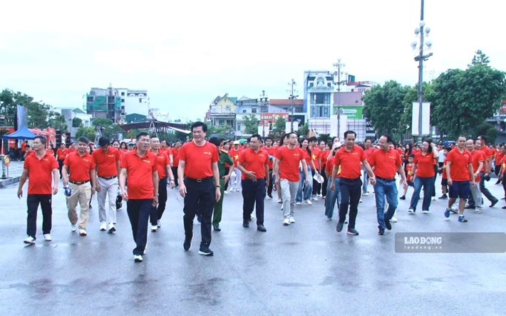 Các đại biểu cùng cán bộ, đoàn viên Công đoàn Nghệ An tham gia chương trình “Cùng Việt Nam tiến bước” tại Quảng trường Hồ Chí Minh. Ảnh: Duy Chương
