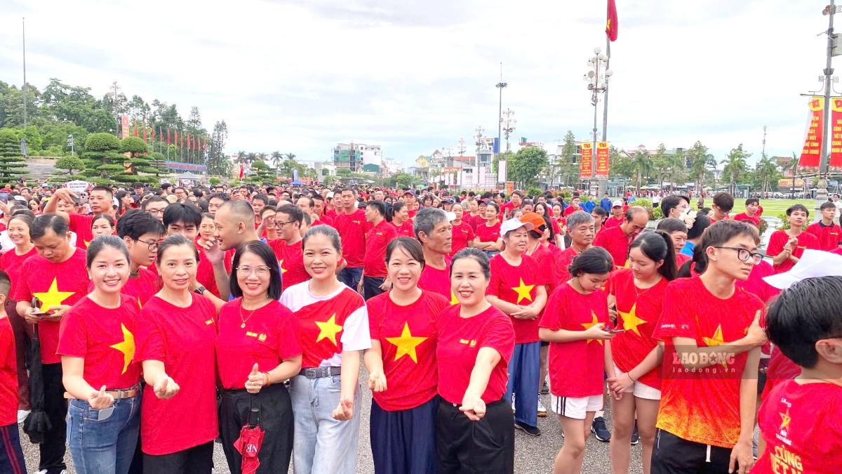 Nhiều đoàn viên công đoàn cùng gia đình sải bước, lan tỏa tinh thần rèn luyện sức khỏe và gắn kết cộng đồng. Ảnh: Duy Chương