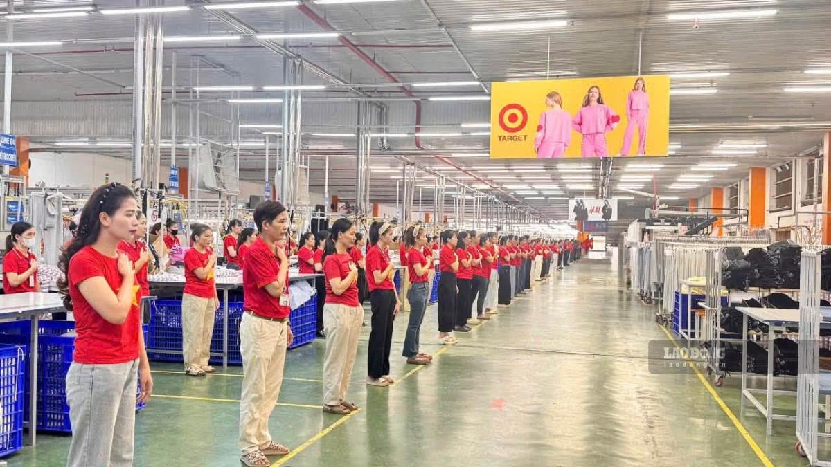 Sắc cờ Tổ quốc được trang trí tại khu vực làm việc, tạo không khí hướng về ngày Quốc khánh trong các doanh nghiệp. Ảnh: Duy Chương