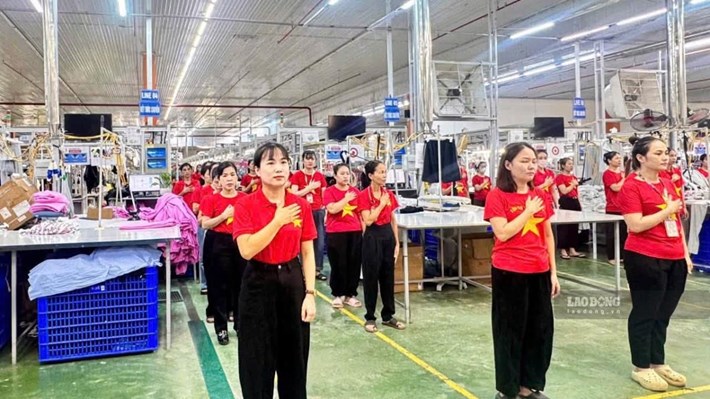 ゲアン省の企業の組合員と労働者が9月2日の建国記念日を祝う活動に参加。写真:ズイ・チュオン