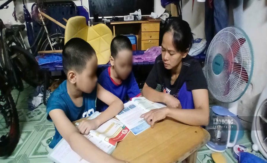Marido y mujer trabajadoras pobres luchan por criar a 3 hijos para que vayan a la escuela