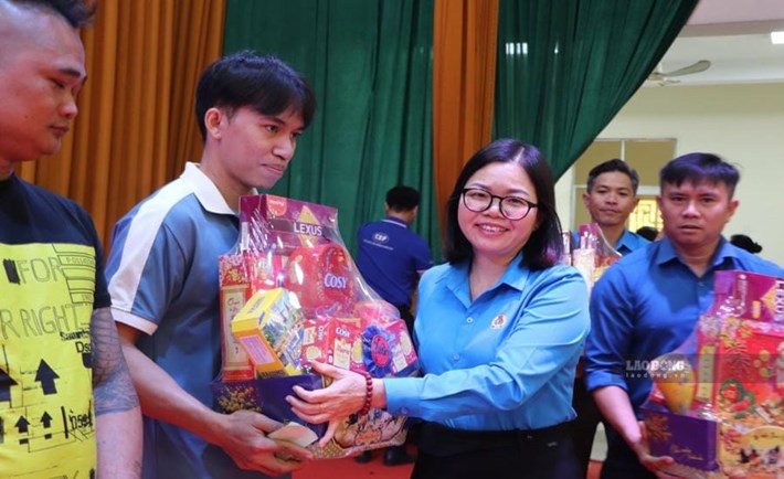 Representantes de los líderes de la Federación Laboral de la ciudad de Dong Nai entregan regalos a los miembros del sindicato y trabajadores con motivo del Tet Binh Ngo 2026. Foto: Ha Anh Chien