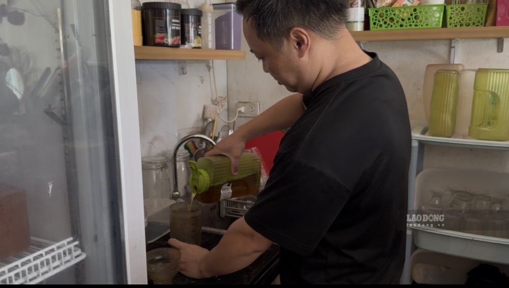 Anh Tâm pha chế đồ uống phục vụ khách sáng ngày 30.8. Ảnh: Kiều Vũ