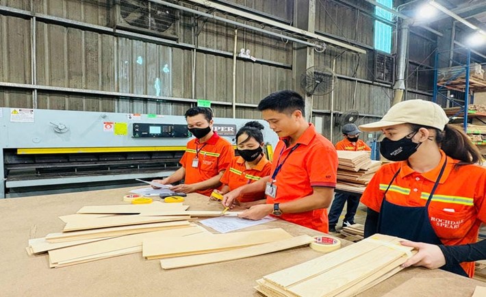 El Sr. Mai Van Can (segundo desde la derecha) está guiando a los trabajadores para que trabajen. Foto: Personaje proporcionado