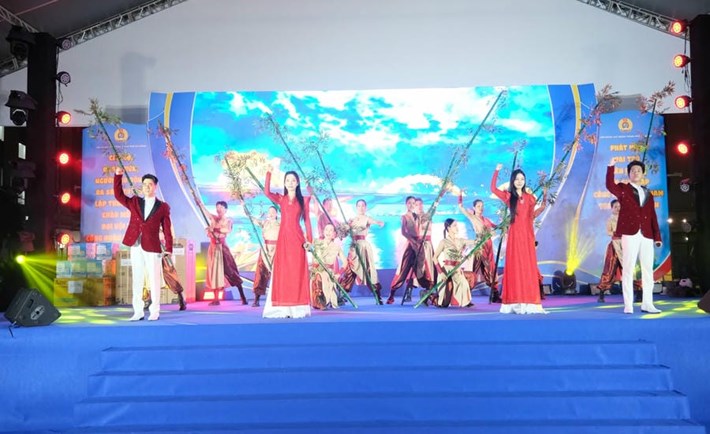 10년 동안 다낭 노동조합은 기초부터 시까지 거의 900회의 예술 공연 및 스포츠 축제를 공동으로 조직했습니다. 사진: 다낭 노동조합