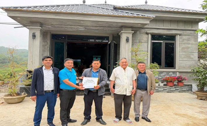 Le membre du syndicat Bùi Văn Hòa (au milieu) reçoit 70 millions de dongs provenant du fonds de soutien "Toit syndical" du syndicat de la construction du Vietnam. Photo: Société de gestion et de construction routière 470