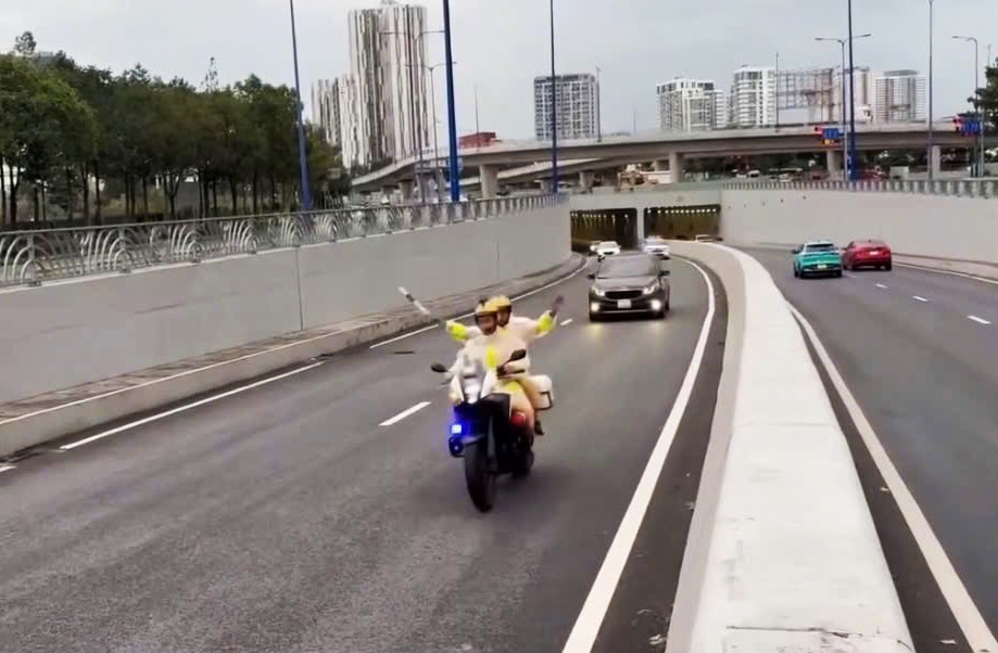 교통 경찰, 임산부를 응급실로 이송하기 위해 약 300km 도로 개설