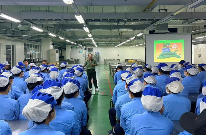 岘港市劳动联合会为9500名工会会员和劳动者组织了50期关于法律政策的直接宣传课程。图片:岘港工会