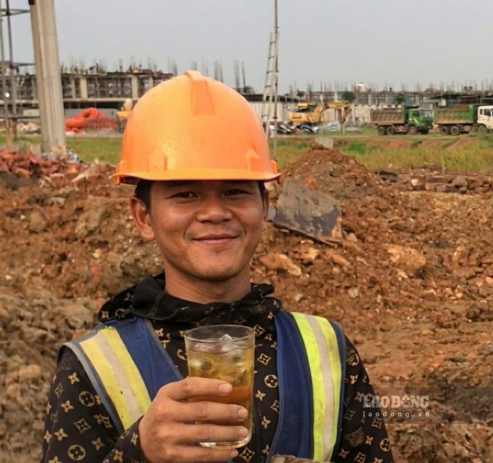 工人们跨礼:有人积蓄,有人为孩子准备新学年