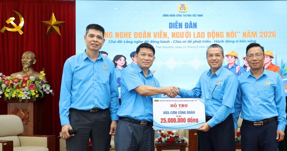 Ông Mai Mạnh Dũng - Chủ tịch Công đoàn Tổng công ty Máy động lực và Máy nông nghiệp Việt Nam - CTCP trao hỗ trợ Bữa cơm Công đoàn cho CĐCS. Ảnh: Công đoàn Công Thương Việt Nam