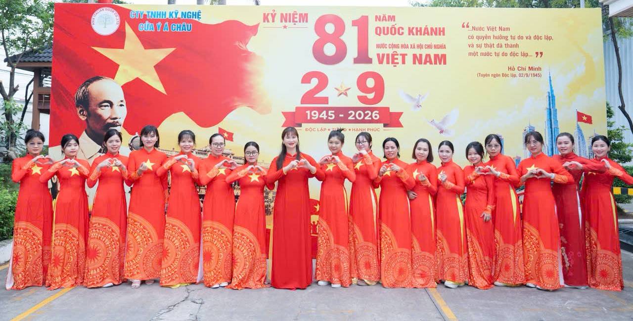 Chương trình đã để lại trong người lao động những phút giây thiêng liêng cùng Tổ quốc. Ảnh: CĐCS cung cấp