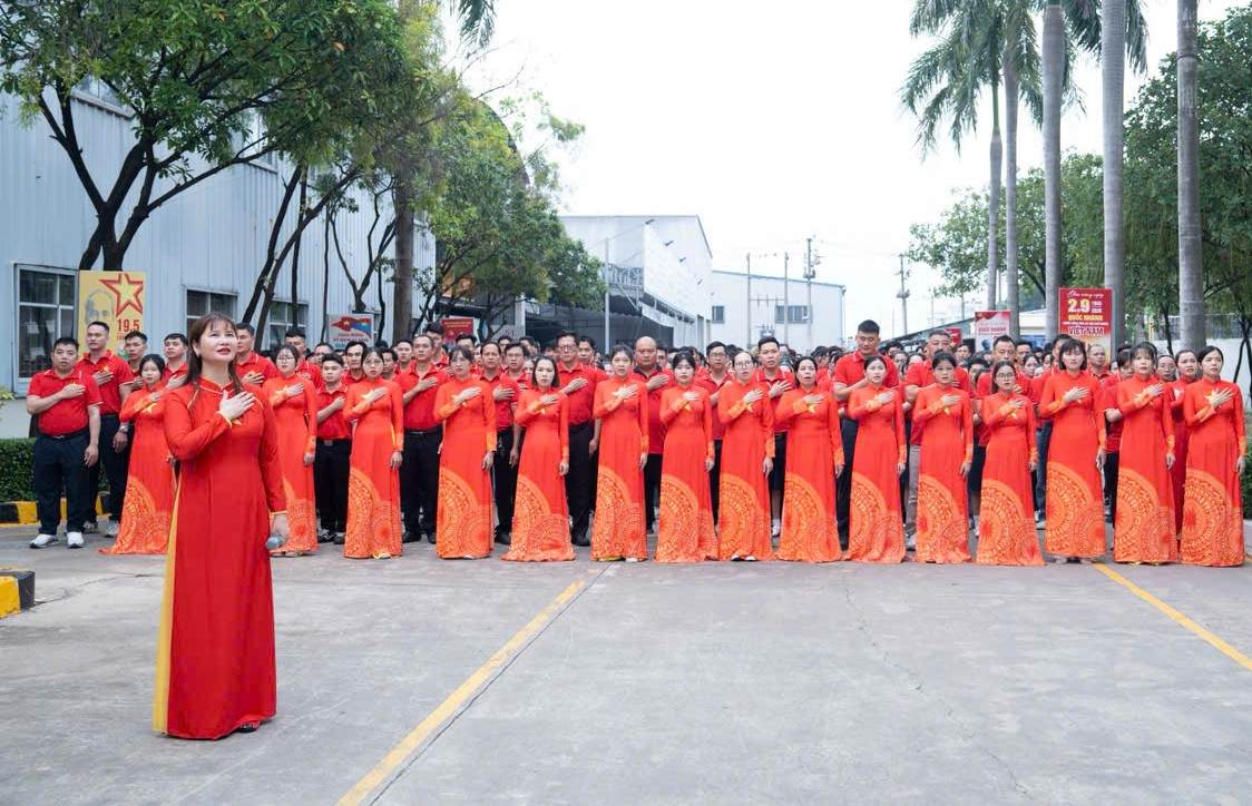 Toàn thể công ty trang nghiêm thực hiện lễ chào cờ và hát Quốc ca. Ảnh: CĐCS cung cấp