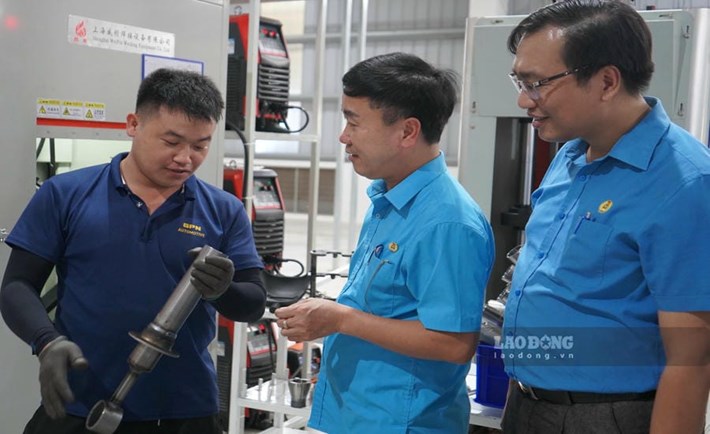 Les représentants des dirigeants de la Fédération du travail de la ville de Hai Phong encouragent les travailleurs à participer aux initiatives, aux améliorations techniques et à contribuer au développement des entreprises et de la ville. Photo: Mai Dung