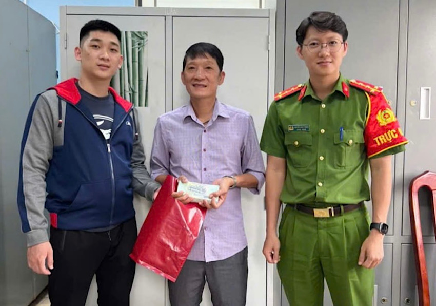 捡到 7000 万越南盾,民众交给警方寻找所有者