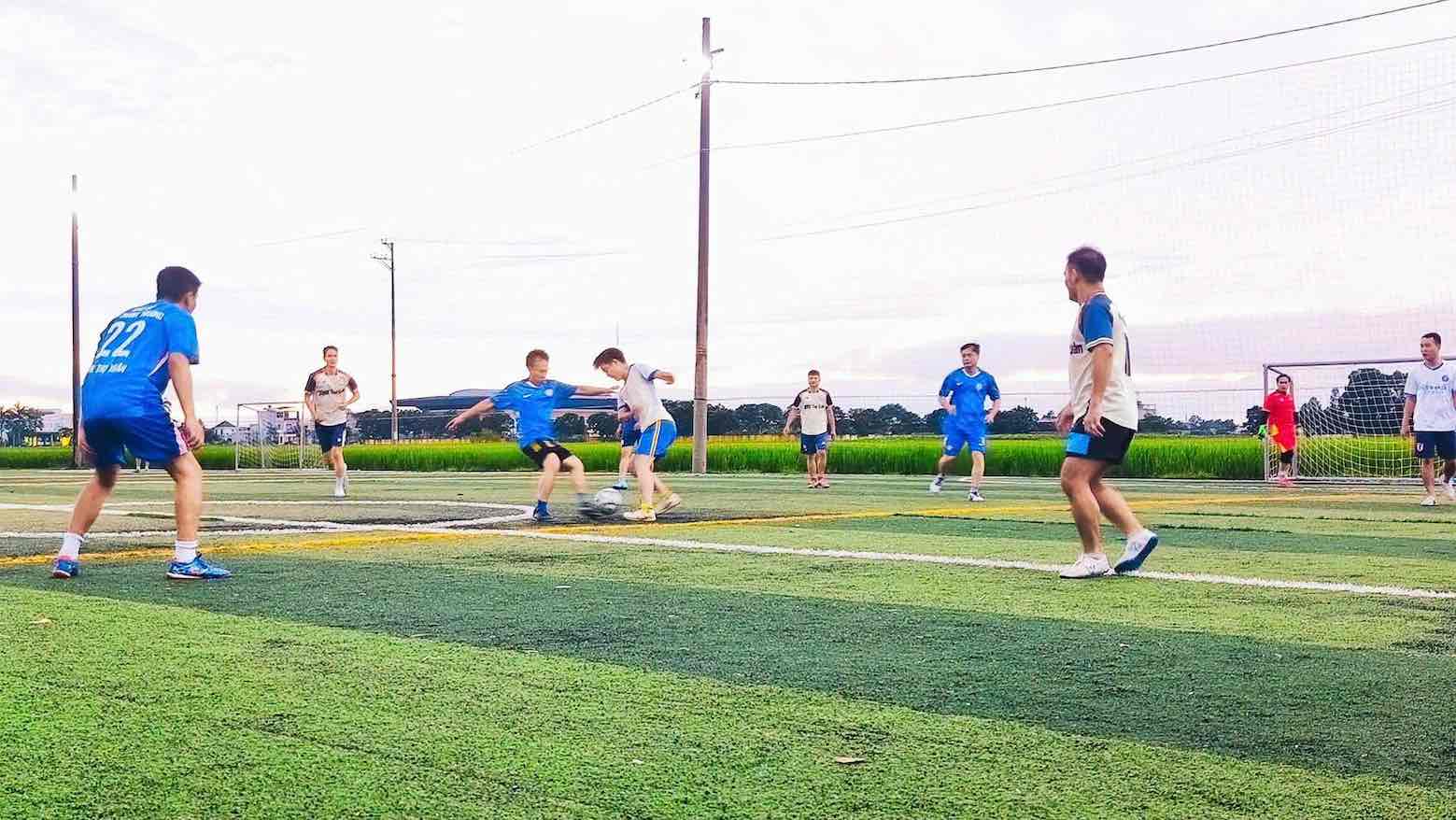 Les membres de l'Union de l'hôpital général de Tho Xuan échangent au football pour célébrer la fête nationale