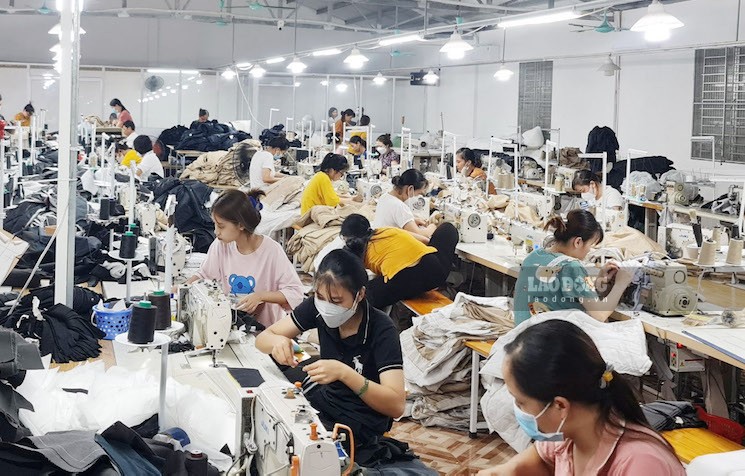 의류 산업 노동자들이 좋은 수입을 올리는 비결을 공유합니다