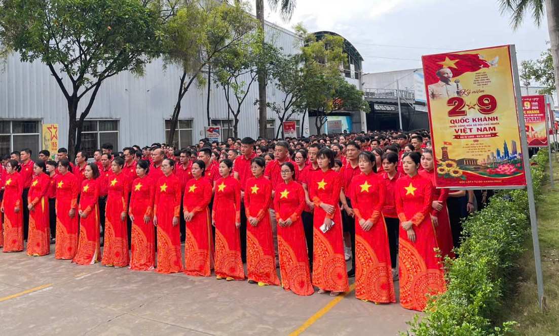 胡志明市的工人在民族自豪感中升旗庆祝9月2日国庆节