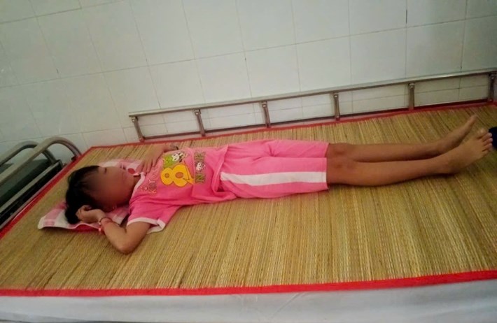 Au cours des 8 dernières années, Mme Trang, bien qu'elle n'ait pas de lien de sang, a tranquillement pris soin et soigné sa petite-fille malade. Photo: Fournie par la famille