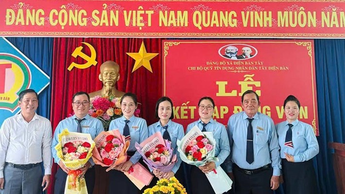 Công đoàn phường Điện Bàn, Đà Nẵng kết nạp 4 đoàn viên công đoàn ưu tú của Quỹ Tín dụng nhân dân Tây Điện Bàn vào Đảng Cộng sản Việt Nam. Ảnh: Công đoàn Điện Bàn