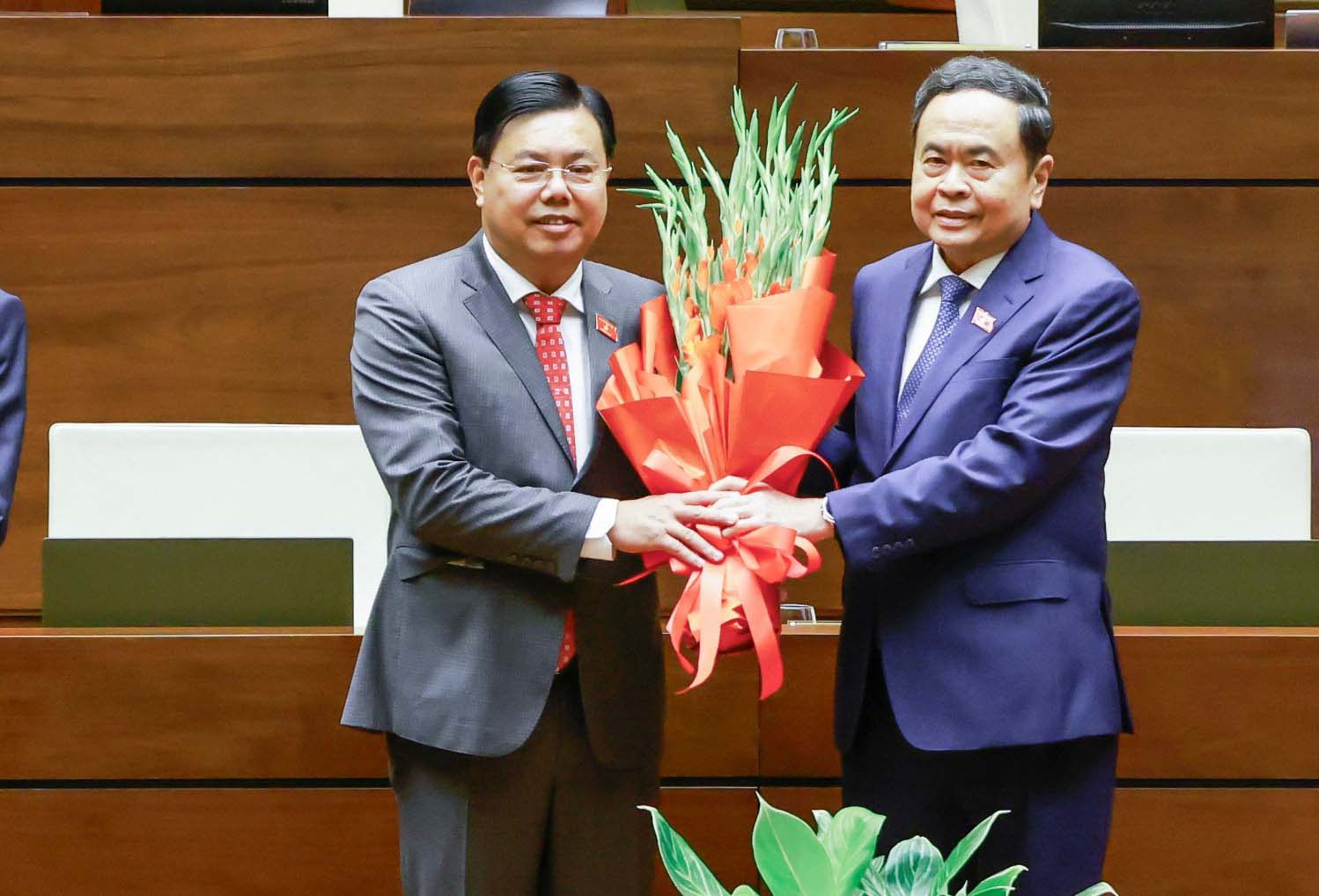 Ủy viên Bộ Chính trị, Chủ tịch Quốc hội Trần Thanh Mẫn trao hoa chúc mừng tân Bộ trưởng Bộ Nội vụ Nguyễn Tiến Hải. Ảnh: Quochoi.vn