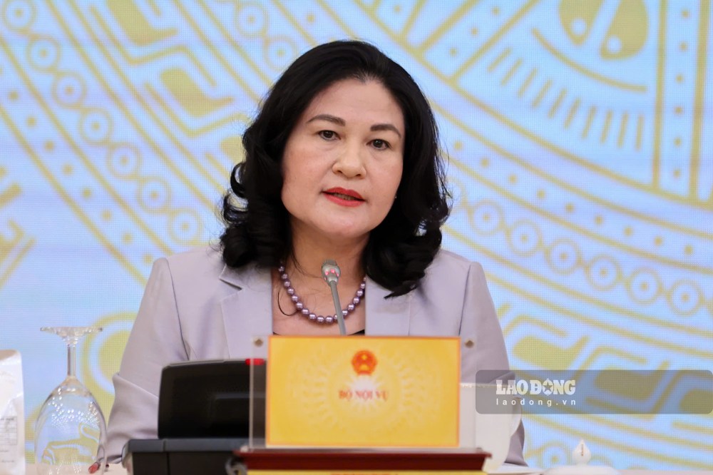 Thứ trưởng Bộ Nội vụ Nguyễn Thị Hà thông tin đến báo chí về kết quả sắp xếp thôn, tổ dân phố. Ảnh: Phạm Đông
