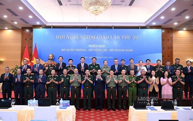 Đại tướng Phan Văn Giang, Ủy viên Bộ Chính trị, Phó Thủ tướng Chính phủ, Bộ trưởng Bộ Quốc phòng; Đại tướng Lương Tam Quang, Ủy viên Bộ Chính trị, Bộ trưởng Bộ Công an; Ủy viên Bộ Chính trị, Bộ trưởng Bộ Ngoại giao Lê Hoài Trung chụp ảnh chung cùng các đại biểu. Ảnh: Hải Nguyễn
