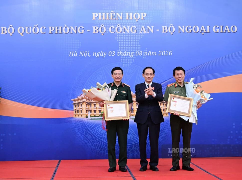 Ủy viên Bộ Chính trị, Bộ trưởng Bộ Ngoại giao Lê Hoài Trung trao Kỷ niệm chương của Bộ Ngoại giao cho Đại tướng Phan Văn Giang, Ủy viên Bộ Chính trị, Phó Thủ tướng Chính phủ, Bộ trưởng Bộ Quốc phòng và Đại tướng Lương Tam Quang, Ủy viên Bộ Chính trị, Bộ trưởng Bộ Công an. Ảnh: Hải Nguyễn