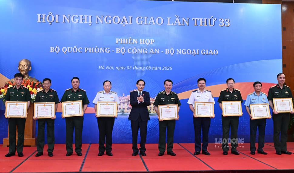 Ủy viên Bộ Chính trị, Bộ trưởng Bộ Ngoại giao Lê Hoài Trung trao bằng khen cho các tập thể của Bộ Quốc phòng. Ảnh: Hải Nguyễn