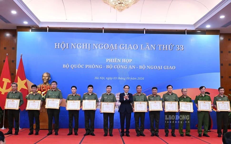 Ủy viên Bộ Chính trị, Bộ trưởng Bộ Ngoại giao Lê Hoài Trung trao bằng khen cho các tập thể của Bộ Công an. Ảnh: Hải Nguyễn