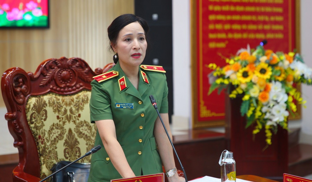 Thiếu tướng Nguyễn Thúy Quỳnh, Phó Chủ nhiệm Ủy ban Kiểm tra Đảng ủy Công an Trung ương, Phó trưởng đoàn thường trực phát biểu tại Hội nghị. Ảnh: Công an Nghệ An