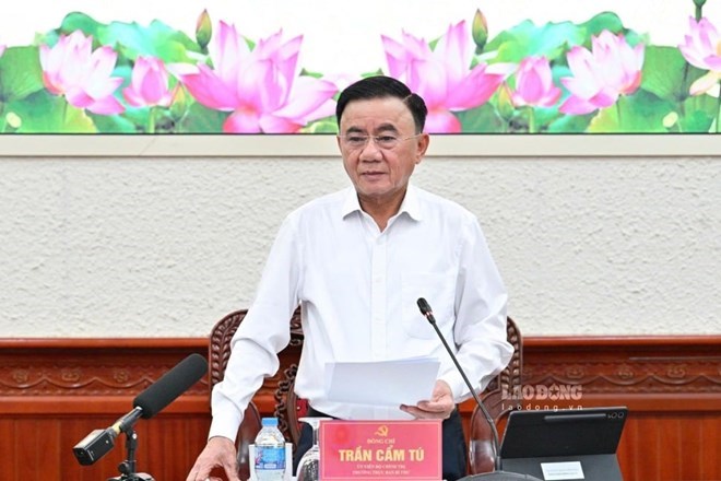 Thay mặt Bộ Chính trị, Ủy viên Bộ Chính trị, Thường trực Ban Bí thư Trần Cẩm Tú đã ký ban hành Chỉ thị 11 về tăng cường sự lãnh đạo của Đảng và phát huy vai trò của các hội quần chúng trong giai đoạn phát triển mới. Chỉ thị nêu rõ yêu cầu: Kịp thời chấn chỉnh, sắp xếp, củng cố hoặc đình chỉ hoạt động, giải thể hội, tổ chức trực thuộc hội hoạt động kém hiệu quả, không đúng tôn chỉ, mục đích. Ảnh: Ái Vân