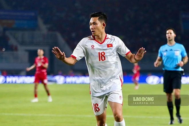 Tiền vệ Hai Long ghi bàn trong trận thắng 3-0 của tuyển Việt Nam trước Indonesia. Ảnh: Thanh Vũ