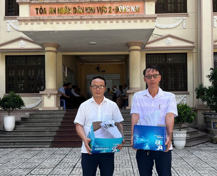 Đại diện ủy quyền cho người lao động Công ty TNHH Gạch men Bách Thành nộp hồ sơ khởi kiện lên TAND Khu vực 2 - Đồng Nai. Ảnh: Hà Anh Chiến