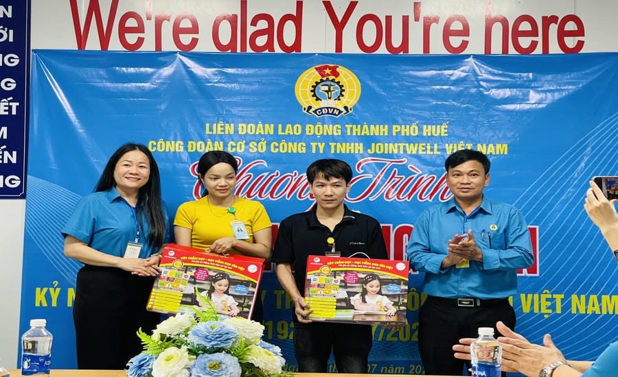 Từ bữa cơm giữa ca đến chiến lược giữ chân người lao động