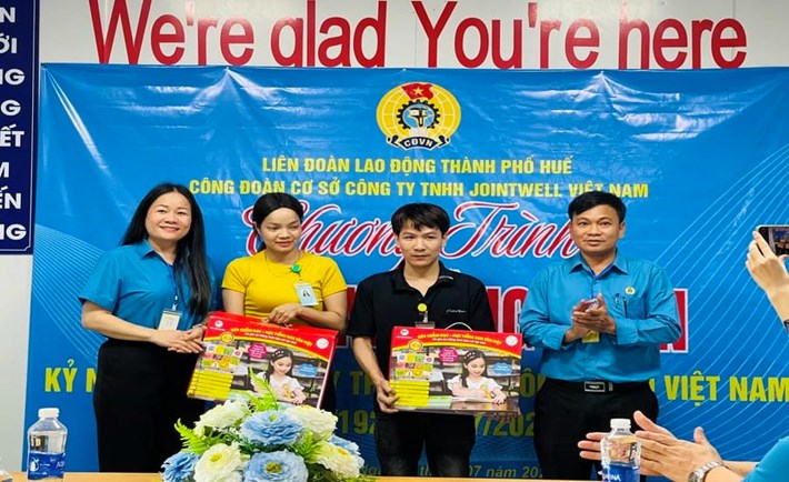Chủ tịch LĐLĐ TP Huế Trần Thị Kim Loan động viên, chia sẻ cùng đoàn viên, người lao động ở những Bữa cơm Công đoàn. Ảnh: Phúc Đạt
