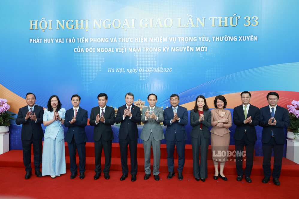 Ủy viên Bộ Chính trị, Thủ tướng Chính phủ Lê Minh Hưng chụp ảnh lưu niệm với các đại biểu dự hội nghị. Ảnh: Hải Nguyễn