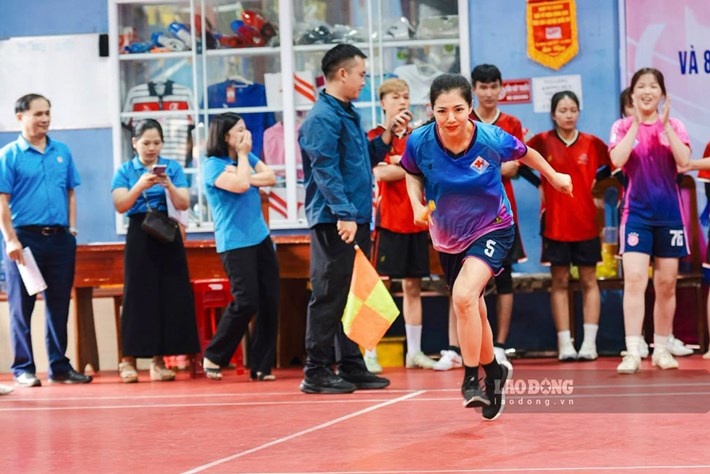 Đoàn viên, người lao động tranh tài ở nội dung chạy tiếp sức. Ảnh: Huy Trang
